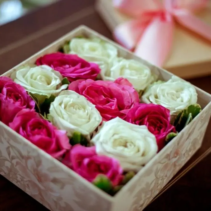 กล่องดอกไม้สดกุหลาบชมพูเข้มสลับกุหลาบขาว ในกล่องลายดอกสีครีม